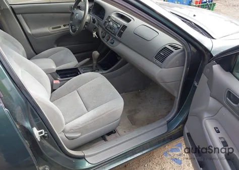 2004 Toyota Camry Le z USA, uszkodzony, nr VIN 4T1BE32KX4U345847